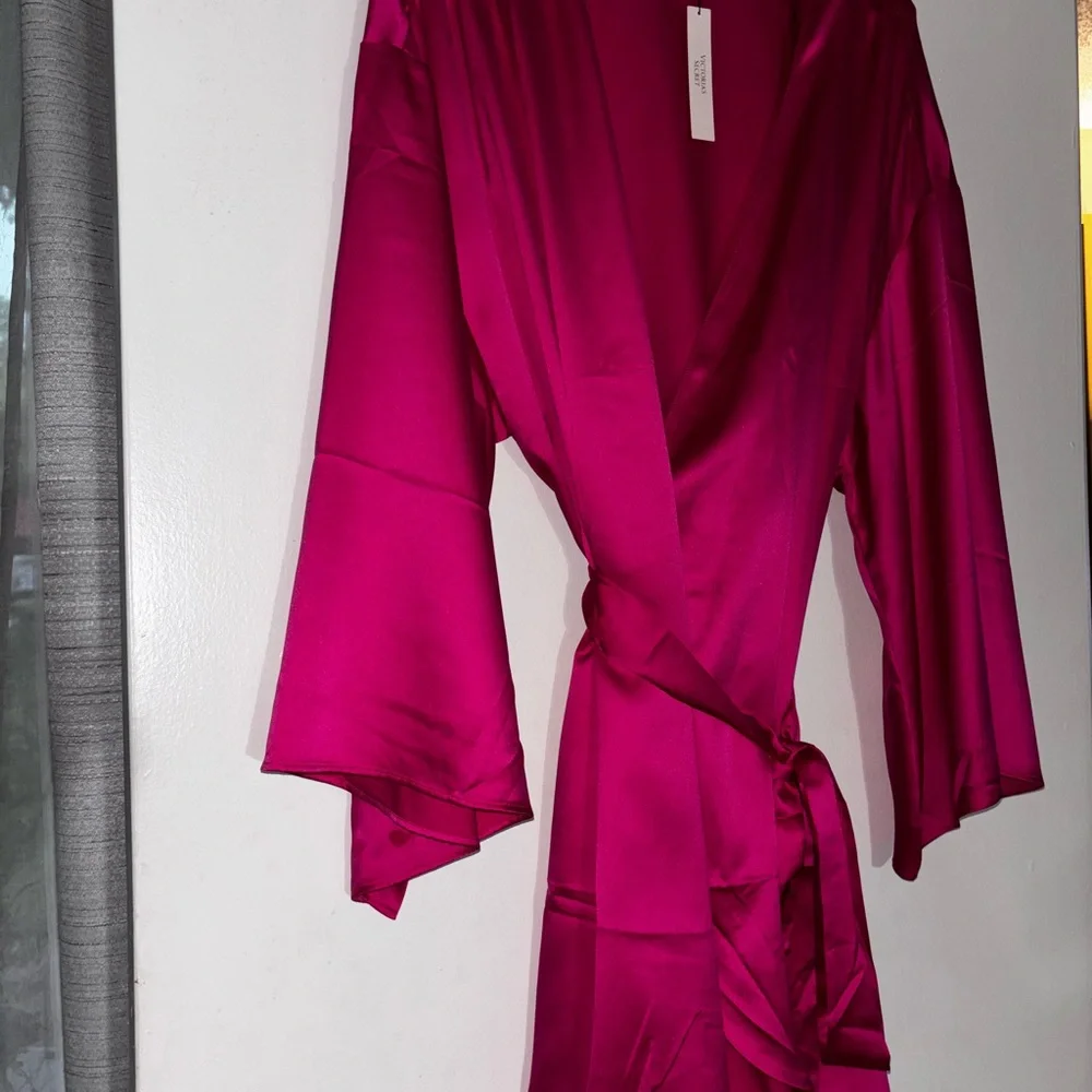 Victoria's Secret Pink Satin Robe NWT - Picture 2 of 4